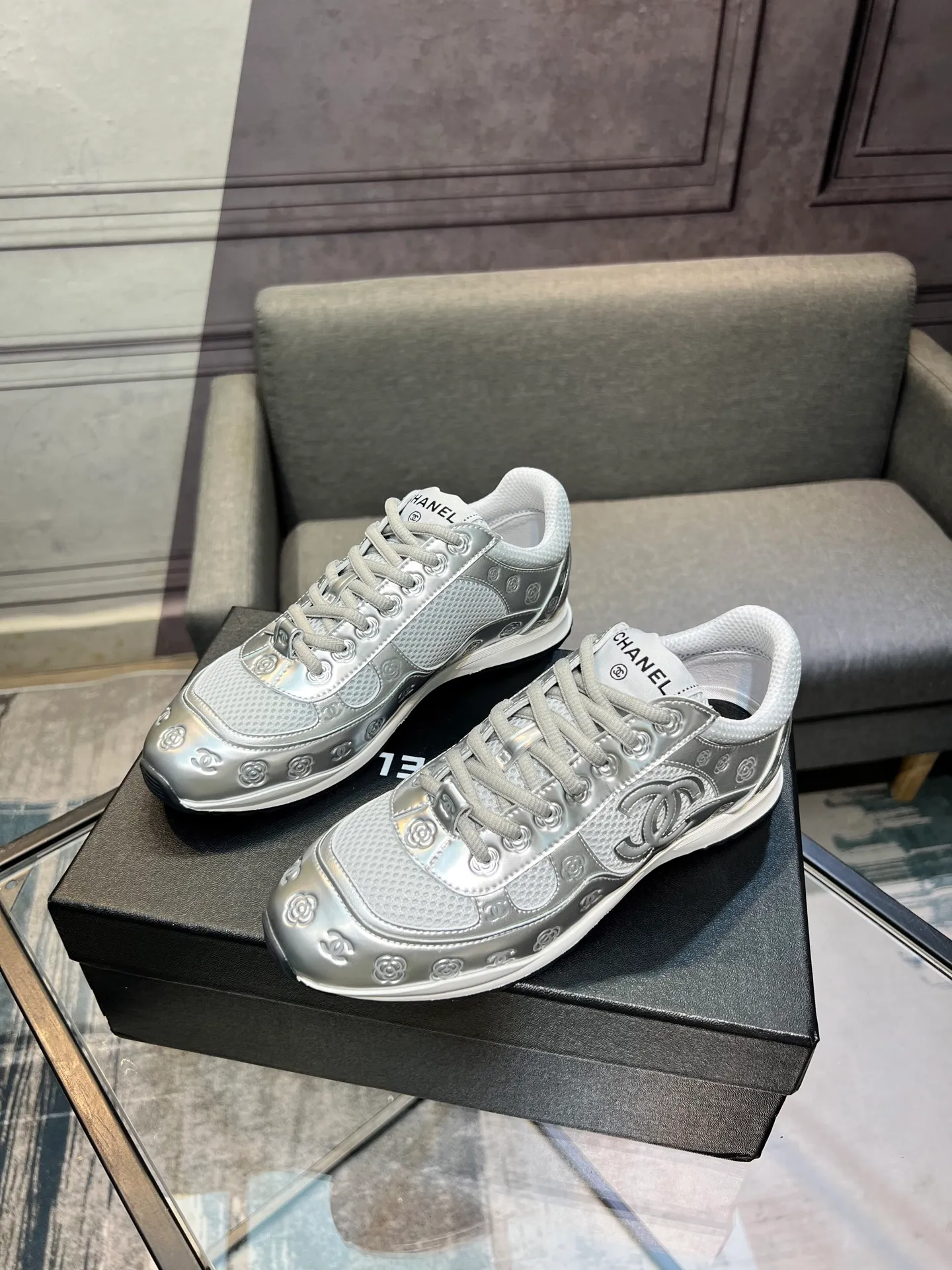 Men's men's shoes 💰640 Exclusive real shot (top version) CHANEL Chanel 2025ss color matching thick-soled casual sports shoes and sneakers. The counter is synchronized. The counter is very popular. A shoe that is very difficult to buy. The most popular thick-soled panda shoes on the Internet. It can be imagined that Xiaoxiang control can't miss it. It has both good looks and comfort. Simple and versatile white shoes. The thick sole increases the height and is super versatile. Close your eyes and wear it. Whoever wears it will look better. Upper: calfskin Lining: imported sheepskin lining Outsole: TPU original outsole Size: 35-44 (customized for women 41 and 40, and 45 for men)